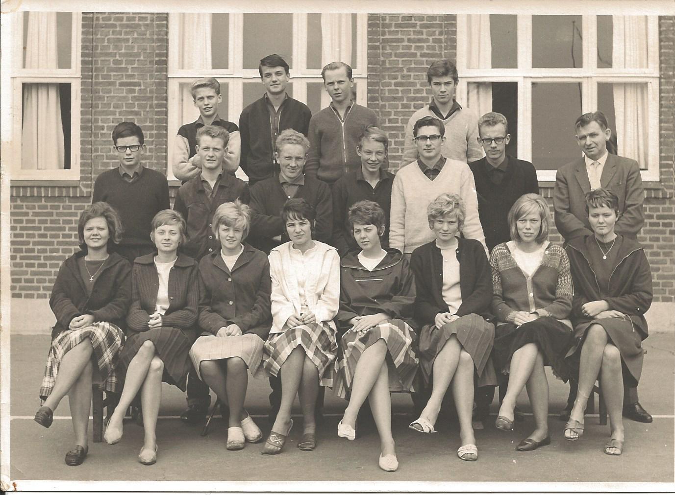 140614 Foto realklasse 1964 i gården