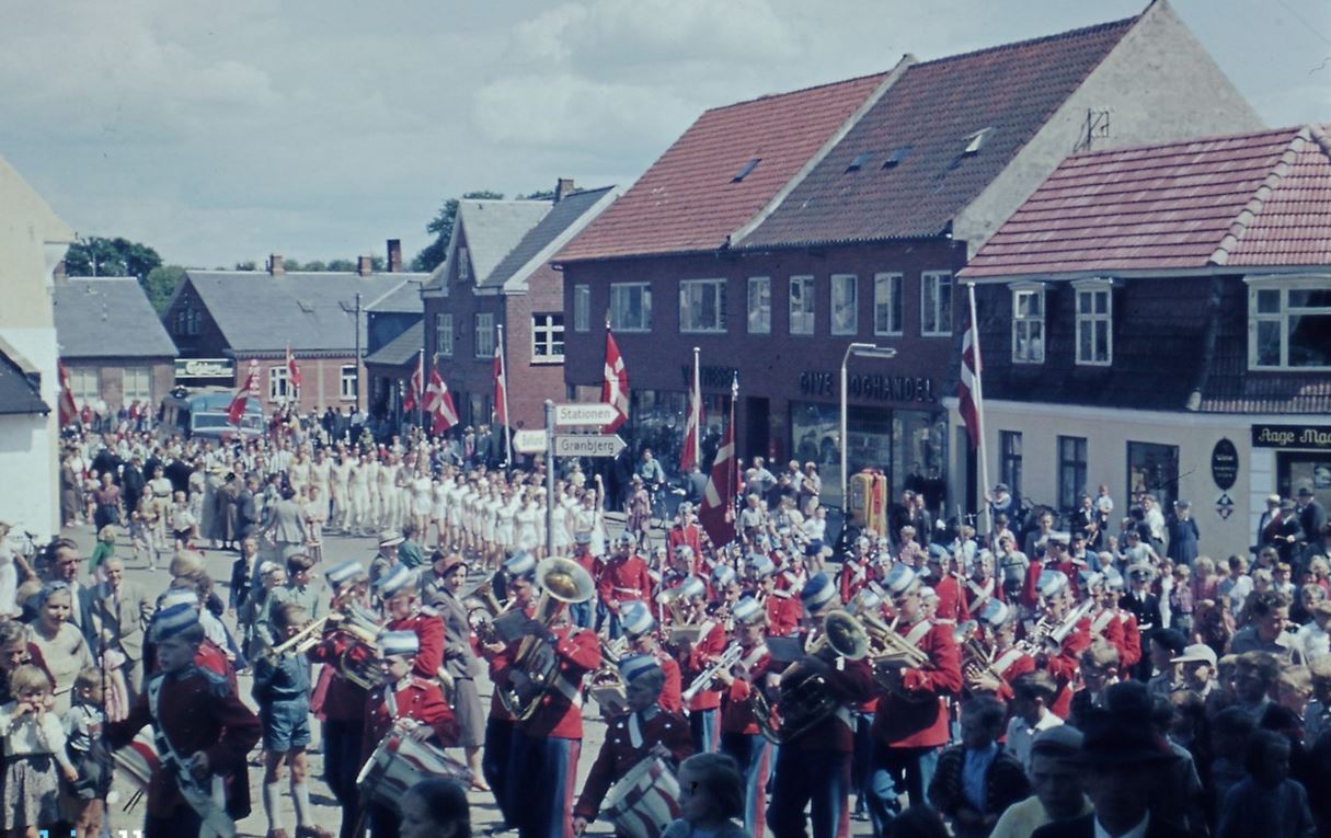 210326 anlægsfesten 1962 fra torvet